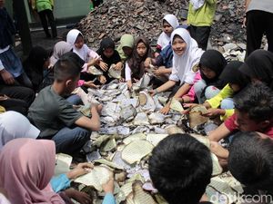 Penampakan Mushaf Al-Quran yang Rusak Akibat Kebakaran MI Batujajar