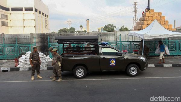 Antisipasi PKL Mangkal, Satpol PP Berjaga di Trotoar Senen