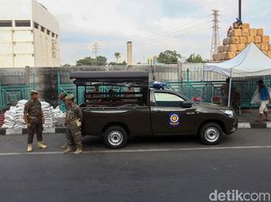 Antisipasi PKL Mangkal, Satpol PP Berjaga di Trotoar Senen