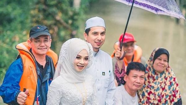 Potret Manisnya Pengantin yang Gelar Pernikahan di Tengah Banjir Viral
