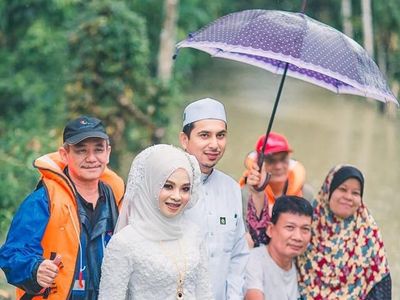 Potret Manisnya Pengantin yang Gelar Pernikahan di Tengah Banjir Viral