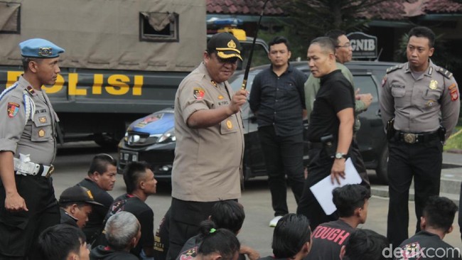 Bikin Rusuh di Kantor Leasing, 48 Anggota LSM Diamankan Bikin Rusuh di Kantor Leasing, 48 Anggota LSM Diamankan