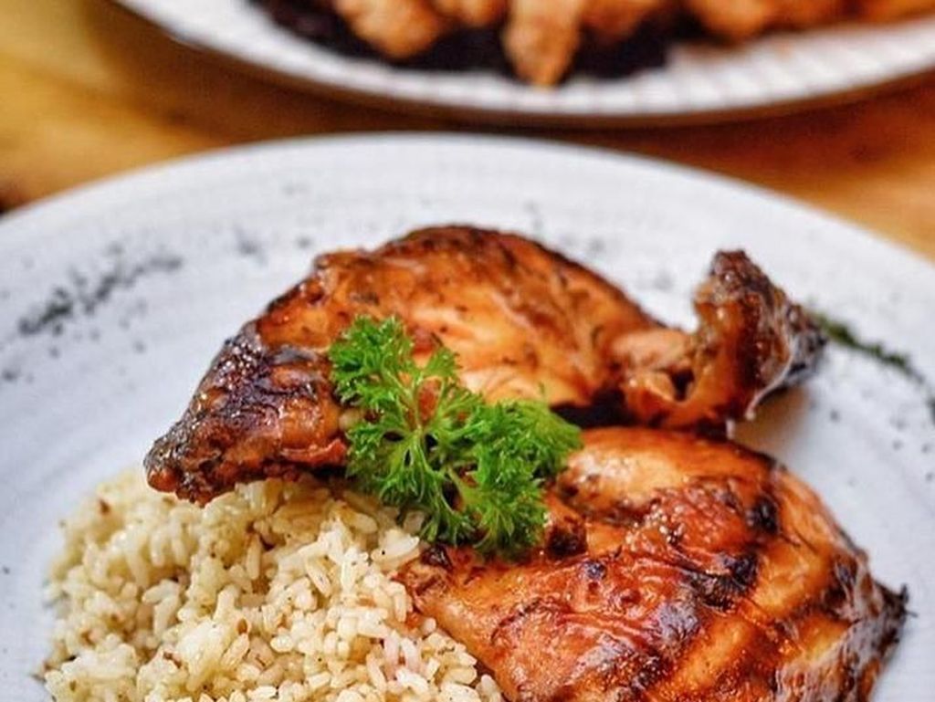 Mau Makan Roasted Chicken yang Empuk Gurih? Mampir Saja ke 5 Tempat Ini Mau Makan Roasted Chicken yang Empuk Gurih? Mampir Saja ke 5 Tempat Ini