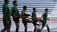Para pemain nampak tengah berlatih di Stadion Rizal Memorial, Manila, Filipina, Senin (9/12/2019).