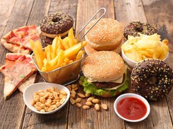 Penggemar Junk Food, Simak Nih Efek Samping dan Tips Makannya