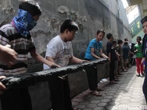 Guru dan Murid Bereskan Puing Madrasah Batujajar yang Terbakar