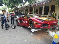 Surat dan Pemilik Belum Jelas, Lamborghini Terbakar Diangkut ke Kantor Polisi