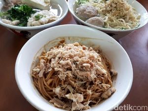 Mie Baso Akung: Yamin Legendaris dengan Topping Ceker Super Lembut! Mie Baso Akung: Yamin Legendaris dengan Topping Ceker Super Lembut!