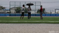 Kini sebentar lagi Muara Angke yang terkenal dengan kampung nelayan dengan penjemuran ikan asin akan memiliki lapangan sepakbola yang keren dan nyaman.