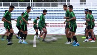 Para pemain Timnas U-22 mengikuti latihan di Stadion Rizal Memorial, Manila, Filipina, jelang laga final sepakbola SEA Games 2019, Senin (9/12/2019).