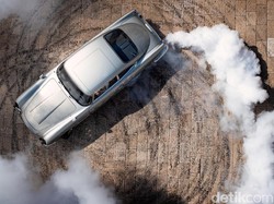 James Bond Kembali Pakai Mobil Klasik Aston Martin DB5