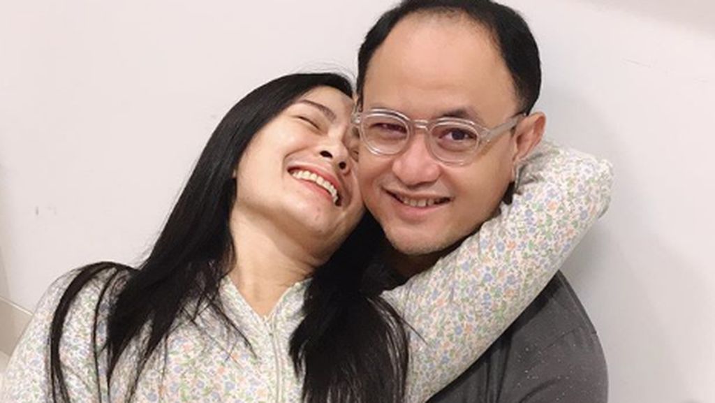 Momen Mesra Iis Dahlia dan Sang Suami Momen Mesra Iis Dahlia dan Sang Suami