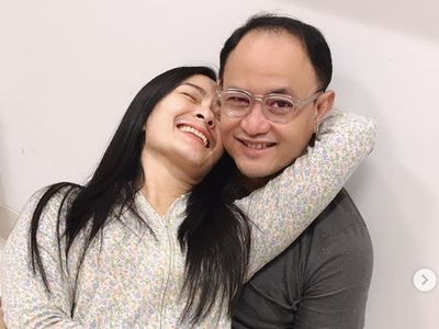 Momen Mesra Iis Dahlia dan Sang Suami
