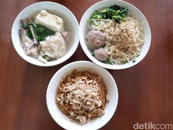 Hujan-hujan, Enaknya Makan Mie Bakso dengan Ceker Lembut