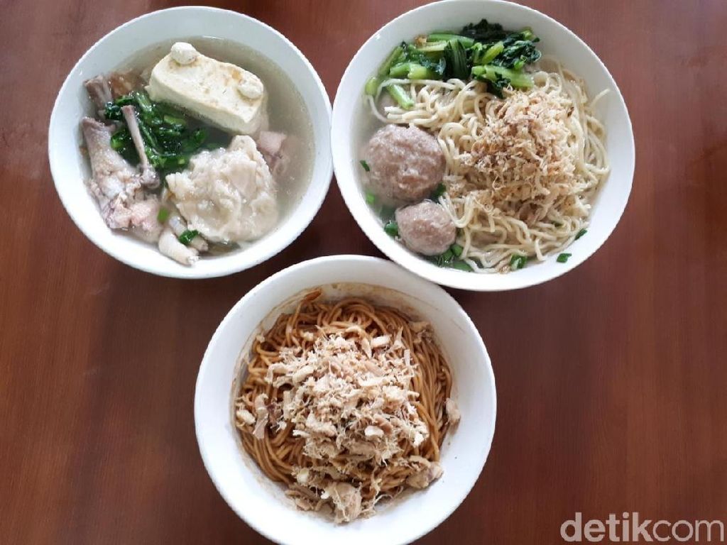 Hujan-hujan, Enaknya Makan Mie Bakso dengan Ceker Lembut Hujan-hujan, Enaknya Makan Mie Bakso dengan Ceker Lembut