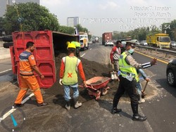 Truk Muat Pasir Terguling di Tol Sidoarjo, Lalu Lintas Sempat Padat