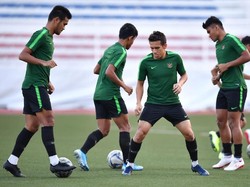 Egy Maulana Vikri dan para pemain Timnas Indonesia U-22 lainnya mengikuti sesi latihan yang juga dihadiri oleh pelatih Indra Sjafri.