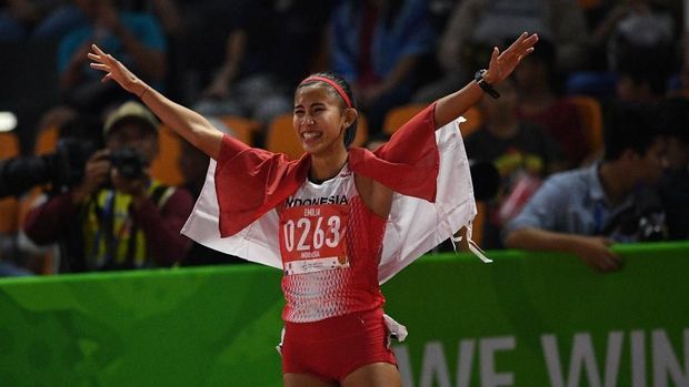 Emilia Nova meraih emas di cabor atletik nomor lari halang rintang. (