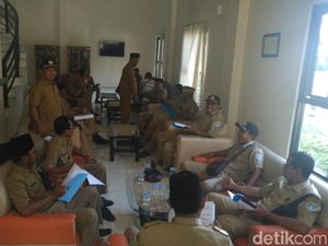 Kades Lamongan Datangi Gedung DPRD Tuntut Kesejahteraan Kades Lamongan Datangi Gedung DPRD Tuntut Kesejahteraan