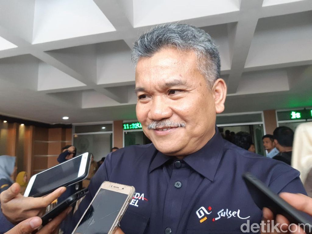 Baliho Cawalkot Makassar Bertebaran, Ini Kata Plt Dirut Perusda Sulsel Baliho Cawalkot Makassar Bertebaran, Ini Kata Plt Dirut Perusda Sulsel