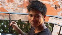 Momen Seru Peselancar Roger Casugay Saat Kulineran di Pinggir Pantai