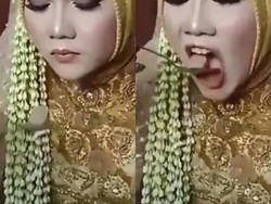 Takut Lipstiknya Berantakan, Pengantin Ini Mangap Lebar Saat Makan Bakso
