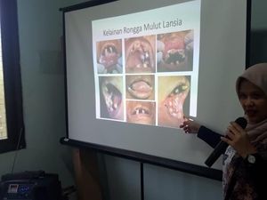 Bakti Sosial FKG UI, Periksa Kesehatan Mulut Lansia dan Pengidap Kusta Bakti Sosial FKG UI, Periksa Kesehatan Mulut Lansia dan Pengidap Kusta