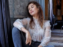 Bintang Film James Bond Olga Kurylenko Positif Corona