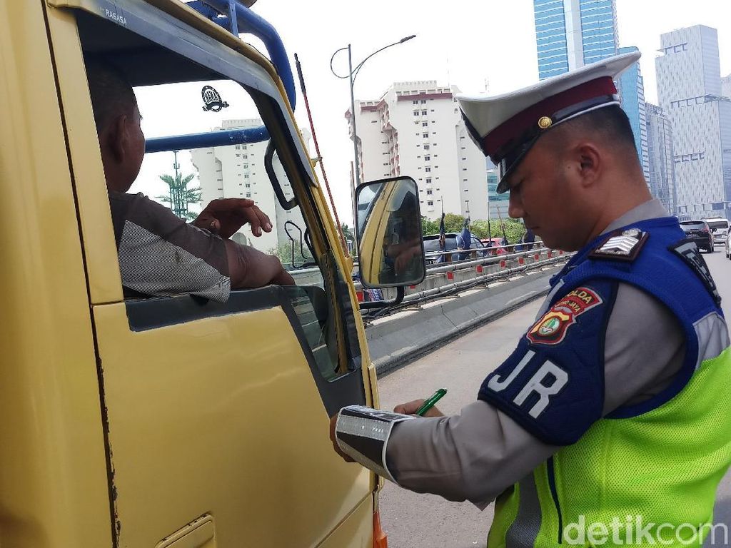 Jelang Natal, Polisi Razia Kendaraan Overload-Pengemudi Nakal di Tol Dalkot Jelang Natal, Polisi Razia Kendaraan Overload-Pengemudi Nakal di Tol Dalkot