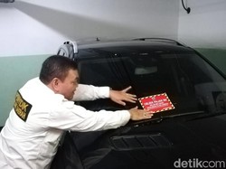 Mobil Dipasang Stiker, Penunggak Pajak Diberi Waktu 7 Hari untuk Bayar
