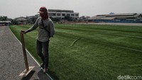 Dipilihnya rumput sintetis sebagai fasilitas agar pemanfaatannya bisa digunakan untuk jangka waktu yang lebih lama. Apalagi lokasi yang berdekatan dengan laut sangat rawan jika ditanami rumput asli.