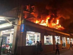 Ada Gempa Hingga Kebakaran, 5 Orang Ini Tetap Santai Makan Saat Terjadi Bencana Ada Gempa Hingga Kebakaran, 5 Orang Ini Tetap Santai Makan Saat Terjadi Bencana