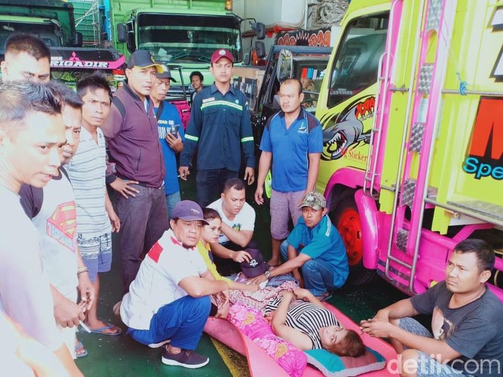 Viral Warga Surabaya Melahirkan di Kapal Penyeberangan Ketapang-Gilimanuk Viral Warga Surabaya Melahirkan di Kapal Penyeberangan Ketapang-Gilimanuk
