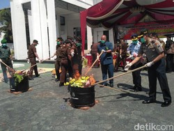 Peringati Hari Antikorupsi, Kejari Situbondo Musnahkan Ribuan Barang Bukti