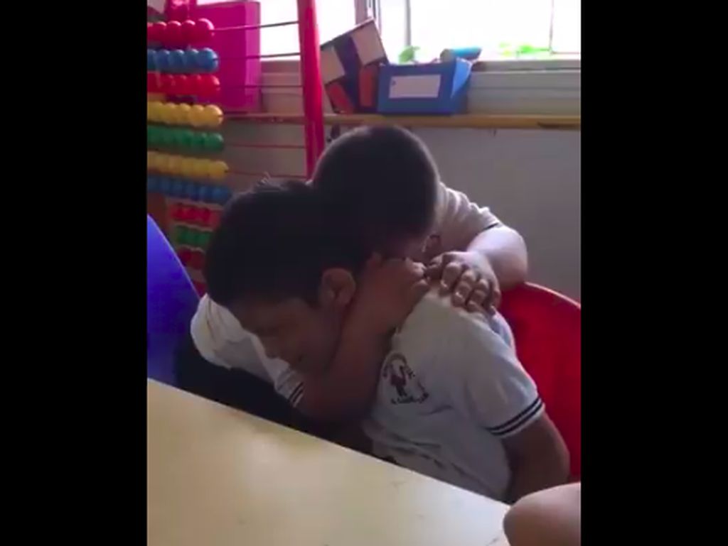 Haru! Viral Video Anak dengan Down Syndrome Peluk Hangat Teman Autisnya Haru! Viral Video Anak dengan Down Syndrome Peluk Hangat Teman Autisnya