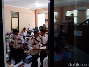 Kantor Dispendik Pasuruan Digeledah Terkait SDN Gentong, Pegawai Kaget Kantor Dispendik Pasuruan Digeledah Terkait SDN Gentong, Pegawai Kaget