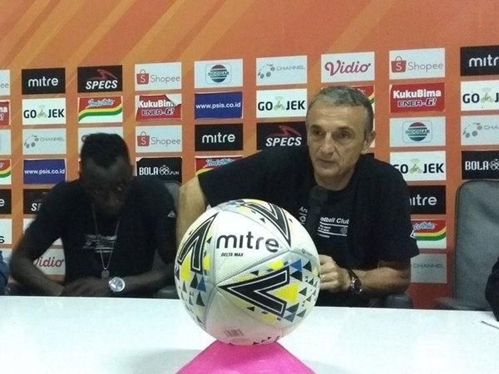 Disikat PSIS 1-5, Arema Tumpul di Depan dan Rapuh di Belakang Disikat PSIS 1-5, Arema Tumpul di Depan dan Rapuh di Belakang
