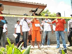 Rekonstruksi Pembunuhan Pasutri di Tulungagung, Tersangka Hampir Dikeroyok