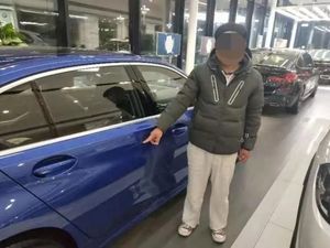 Minta Mobil ke Bapak, Pria Ini Sengaja Lecetin BMW di Showroom