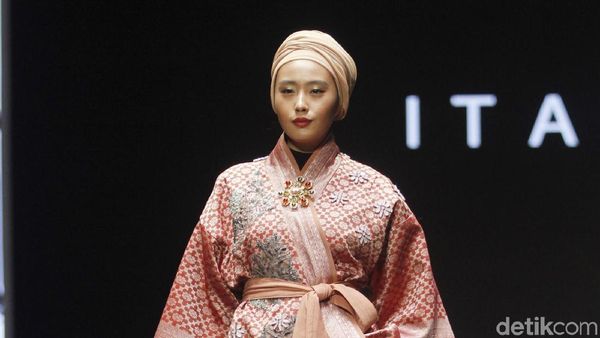 Foto: Keindahan Kain Songket di Baju Karya Itang Yunasz