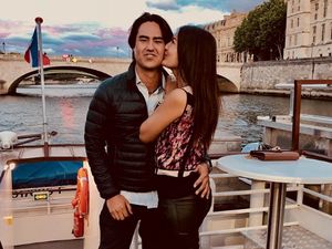 Mesranya Maria Selena dan Kekasih Pilotnya Mesranya Maria Selena dan Kekasih Pilotnya