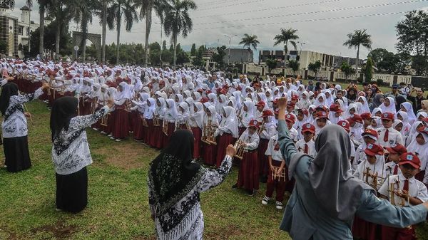 Ribuan Siswa SD di Tasikmalaya Peringati Hari Angklung Sedunia