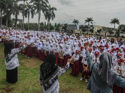 Ribuan Siswa SD di Tasikmalaya Peringati Hari Angklung Sedunia