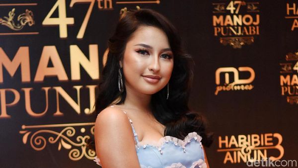 Penampilan Seksi Jennifer Coppen