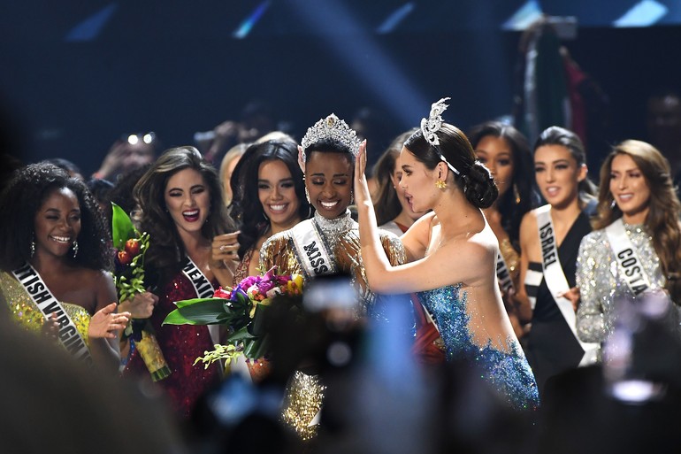 Zozibini Tunzi berhasil mengalahkan Miss Puerto Rico Madison Anderson yang menempati posisi kedua dan Miss Mexico Sofia Aragon di peringkat ketiga. Ajang Miss Universe 2019 ini pun diikuti oleh 90 negara. Foto: Paras Griffin/Getty Images