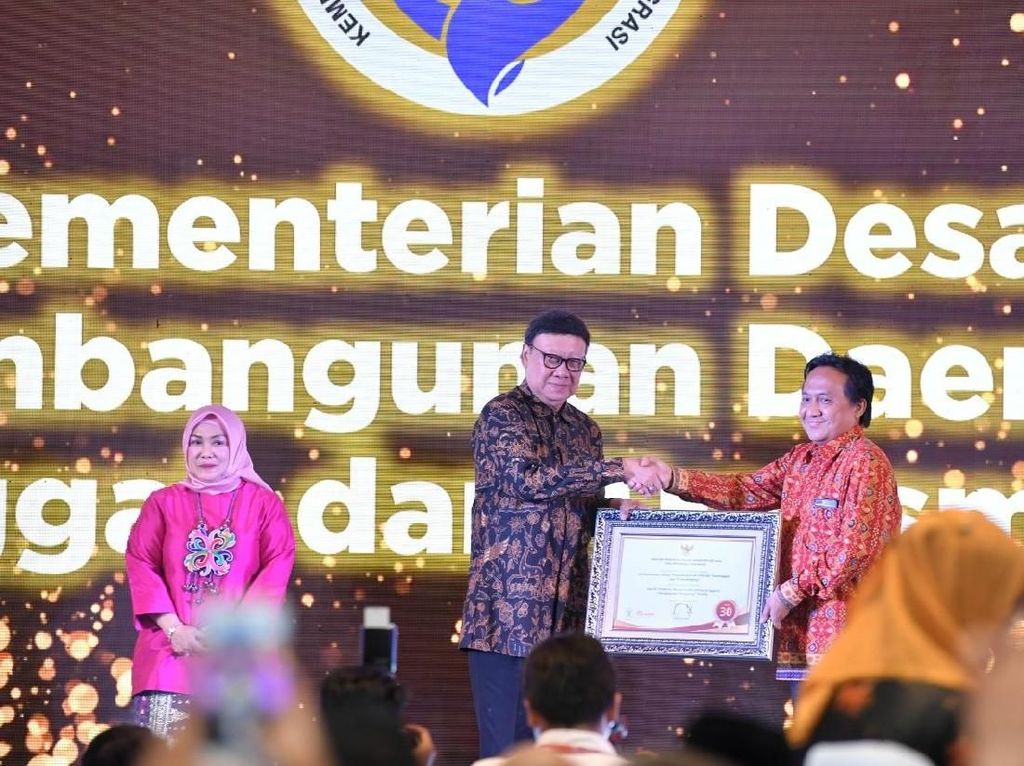 Kemendes Raih Penghargaan Pendorong Perubahan Terbaik Kemendes Raih Penghargaan Pendorong Perubahan Terbaik