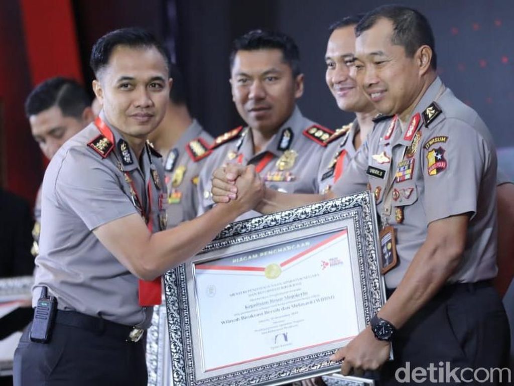 Polres Mojokerto Raih Predikat Birokrasi Bersih Berkat Layanan Tanpa Imbalan Polres Mojokerto Raih Predikat Birokrasi Bersih Berkat Layanan Tanpa Imbalan