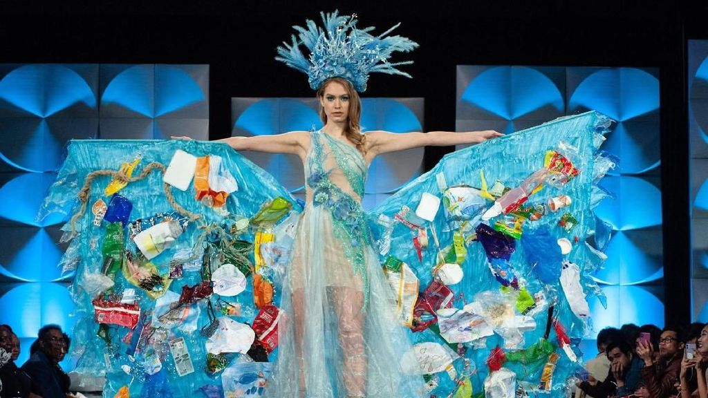 Foto 10 Kostum Nasional Heboh Miss Universe, Ada yang Bawa Sampah