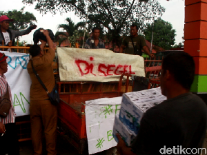 Tak Digaji 9 Bulan, Petugas Kebersihan Segel Kantor DLH Parepare