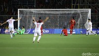 Vietnam membobol gawang Indonesia. Dalam pertandingan ini, tiga gol Vietnam dicetak oleh Doan Van Hau (2 gol) dan Do Hung Dung.